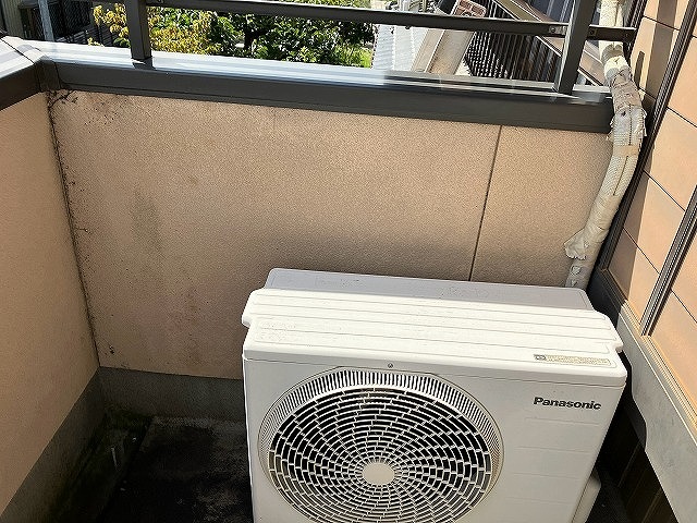 室外機背面の外壁汚れ