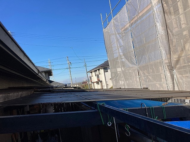 大垣市で台風被害により波板が飛散し一部破損、荷物が濡れる前に確認した塩ビ波板の現地調査