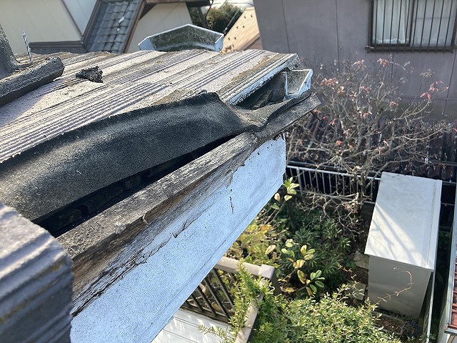 外れた瓦と劣化木部
