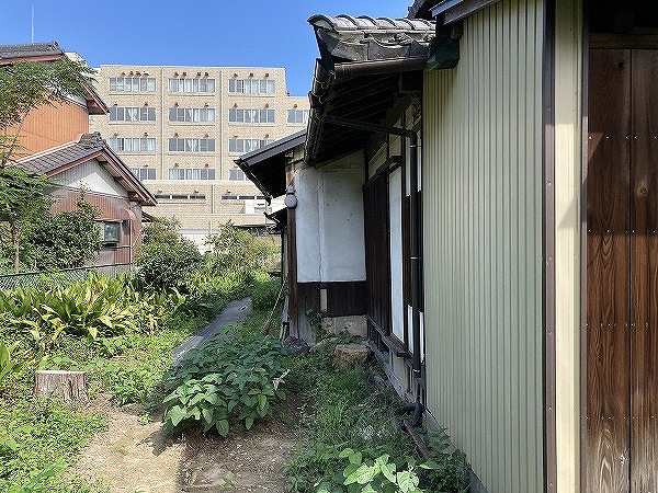 寺院側面の屋根外観