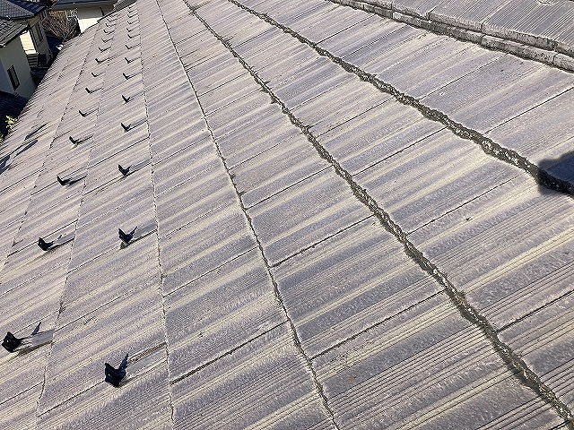 継ぎ目が傷んだ瓦屋根
