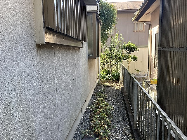 建物脇の細い通路