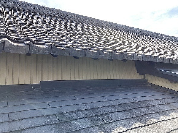 広い屋根面の瓦列