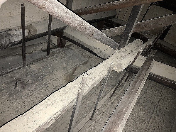 屋根裏の古い梁材