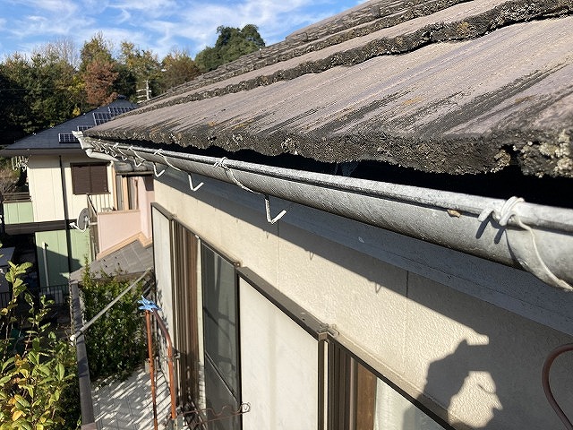 軒先で浮いた屋根材