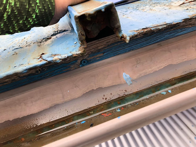 ボロボロの板金屋根