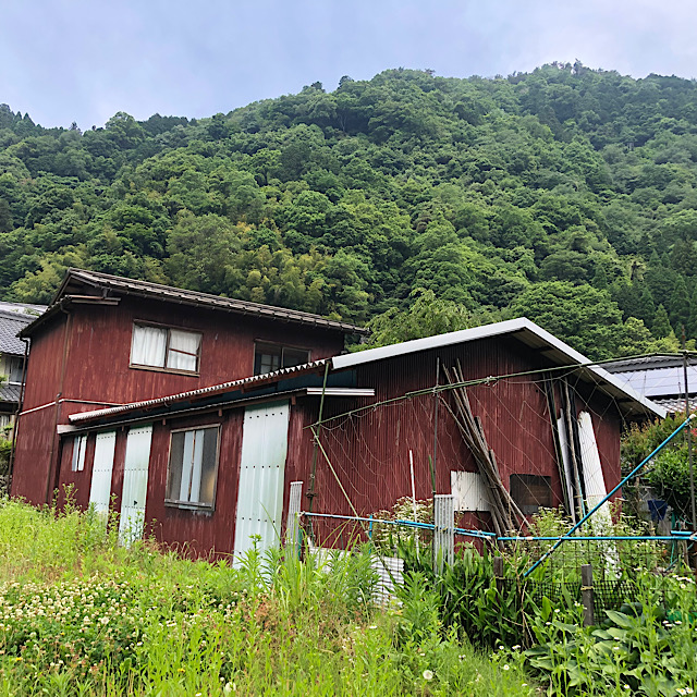 板金の壁を外壁塗装工事