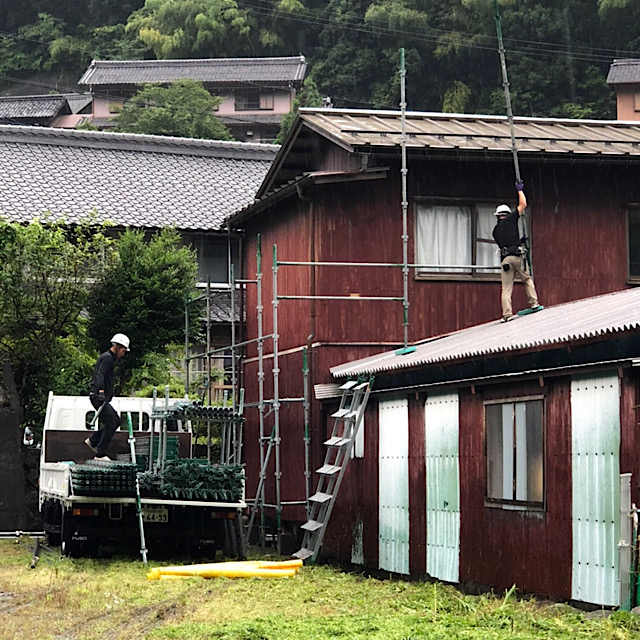 揖斐郡揖斐川町で外壁塗装工事前に足場組み立て工事をしました。