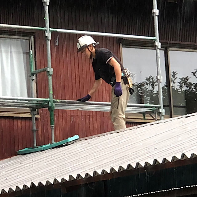 雨の日でも足場工事をしている様子