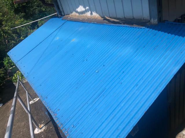青いトタン屋根