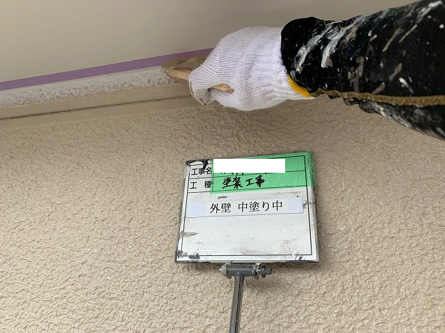 外壁中塗り塗装作業中