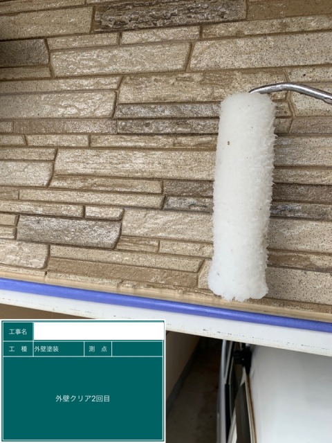 窯業系サイディングボード外壁のクリア塗装上塗り2回目