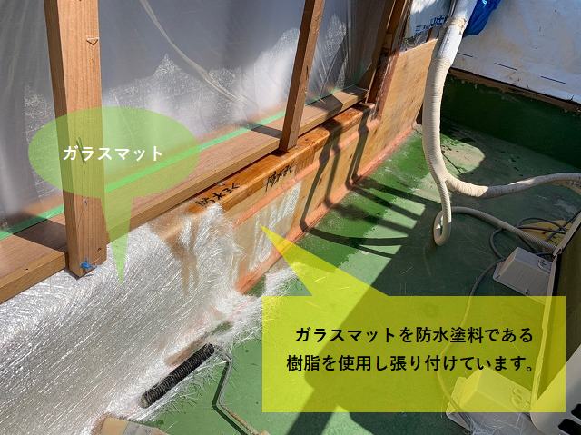 ガラスマットの張り付け作業