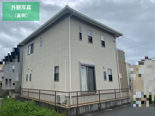 裏側から撮影した住宅