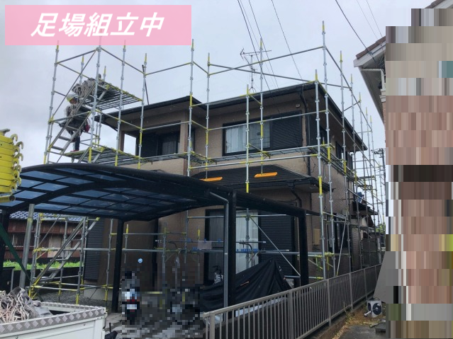 住宅の足場組立中