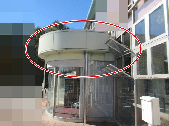 南都留郡富士河口湖町で玄関上のポーチ（金属）をケレン作業・下塗り・シリコン塗装！