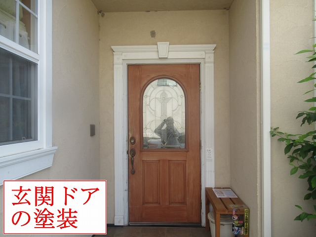 甲府市で玄関ドアと勝手口ドアの塗装を実施！色あせや塗膜の剥がれを整えて美観を回復