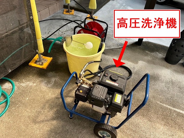 甲府市で屋根外壁塗装前に、高圧洗浄を行います。塗装しない箇所（窓や玄関）も洗浄！