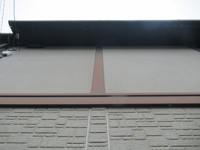 西八代郡市川三郷町で幕板塗装（帯飾り塗装）を行う様子