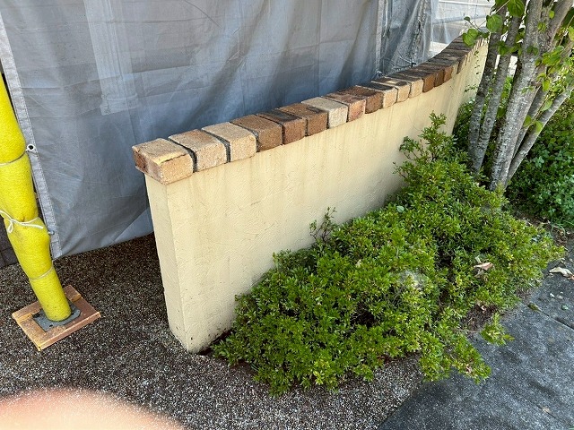 南アルプス市で目隠し擁壁に、経年劣化で雨だれが目立っている様子