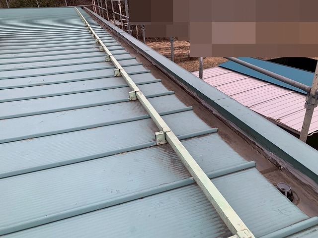 南都留郡富士河口湖町で観光ホテルの箱樋（雨樋）の落ち葉清掃を行う様子