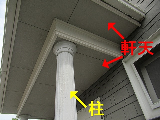 南アルプス市で玄関の天井（軒天）と柱を塗装！軒天は防カビ塗料、柱はシリコン塗料！
