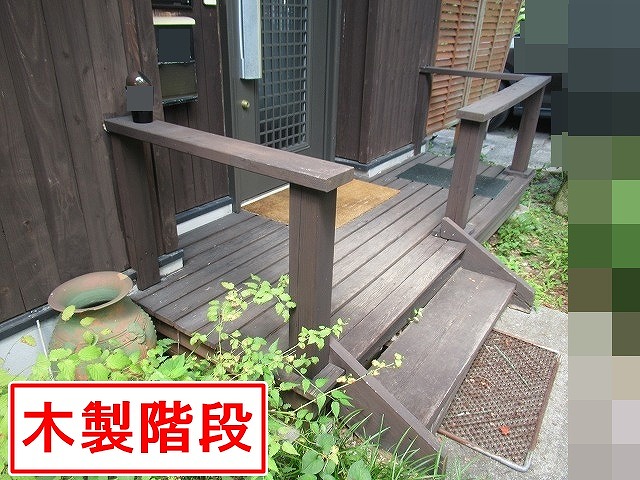 北杜市で木製階段の破損、ウッドデッキの劣化、軒天・波板屋根の変色を確認しました！