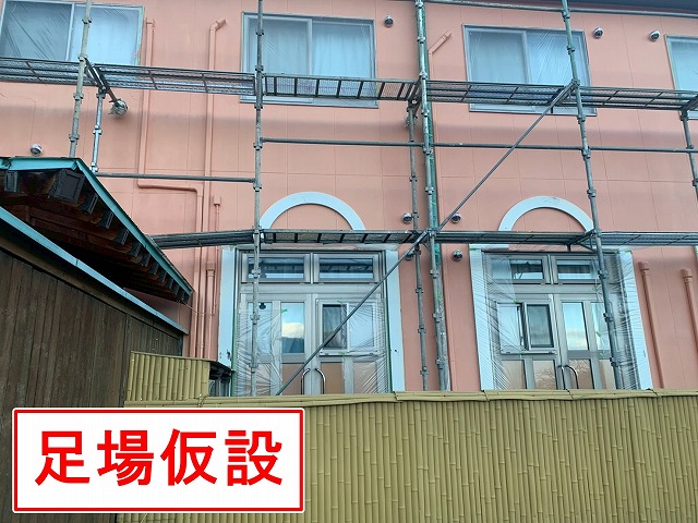 南都留郡富士河口湖町で観光ホテルに足場仮設・木部の窓飾りを撤去・高圧洗浄を実施！