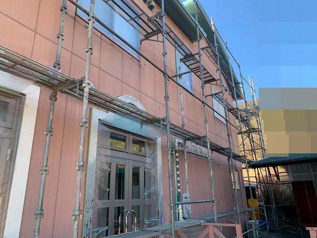 南都留郡富士河口湖町でALCパネルの外壁塗装（下塗り）ビフォーアフター