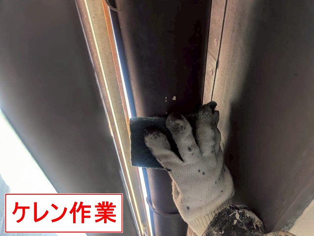 西八代郡市川三郷町で色あせた雨樋（軒樋・竪樋）を塗装する際に、ケレン作業（目粗し）を行う様子