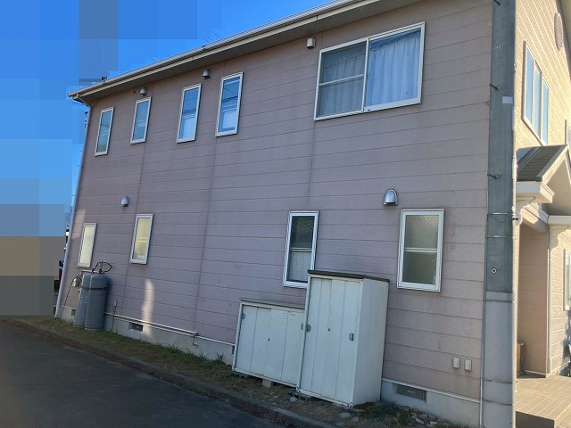 山梨市で戸建て住宅に足場仮設・メッシュシート設置をする様子(ビフォーアフター)