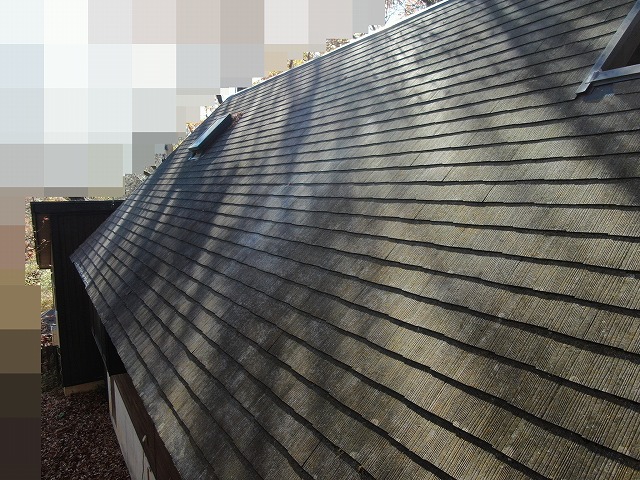 北杜市で屋根調査！錆びの流れ跡や落ち葉、スレートの欠けと棟板金・雨樋の状態を確認