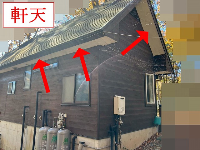 北杜市で軒天のキツツキ穴補修後に、高圧洗浄と2回塗り仕上げを行った軒天塗装工事！