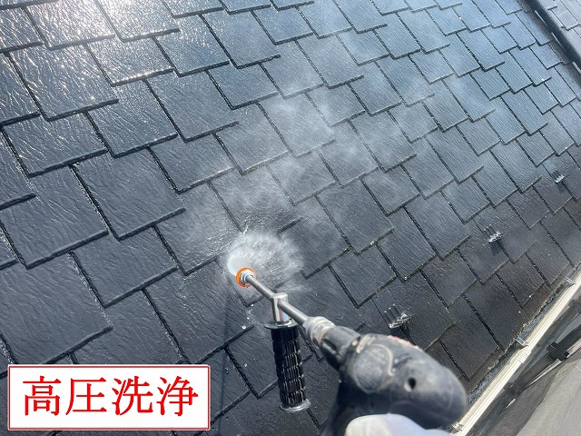 中央市で屋根塗装前の高圧洗浄と腐食した棟板金交換、スレート屋根補修を進めた現場！