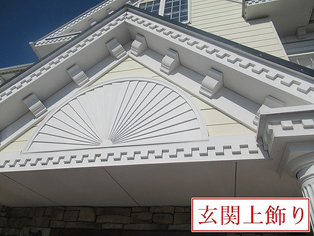 韮崎市で玄関上飾りの塗膜ひび割れと幕板塗膜剥がれを確認！シリコン塗料で塗装工事！