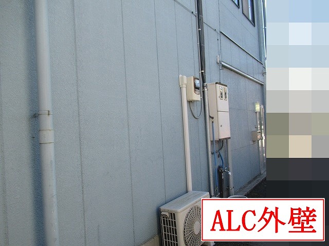 甲斐市でALCパネルの外壁調査を実施、色あせやチョーキング現象と目地のヒビを確認
