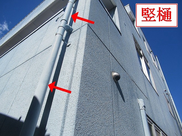 甲斐市で付帯部調査！竪樋の金具まわりの劣化や軒天・シャッター・鉄部の錆びを確認！