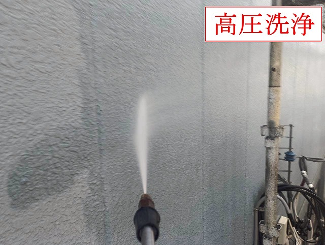 甲斐市で外壁塗装前の準備を実施！高圧洗浄で外壁・軒天・サッシを整え養生まで対応！