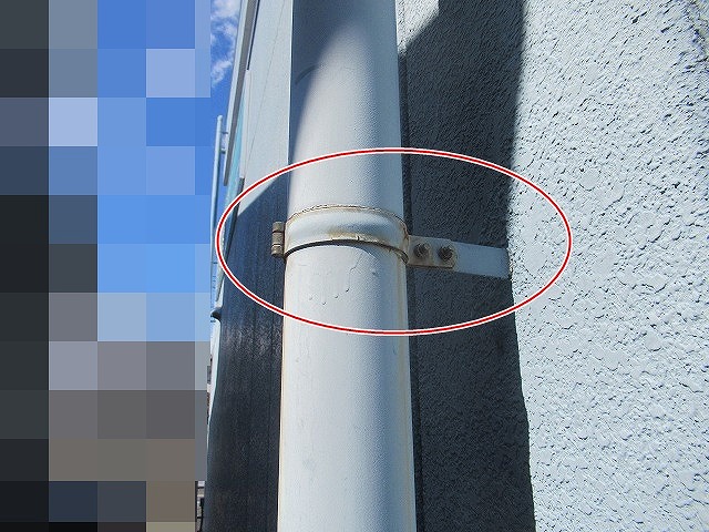 甲斐市で竪樋（パイプ）塗装！金具まわりの汚れと色あせをシリコン塗装で整えました！