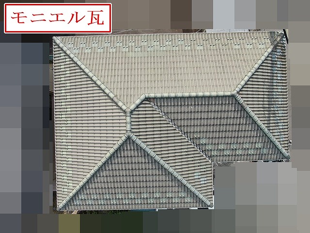 甲府で屋根調査を実施！モニエル瓦の旧塗膜劣化とコケ繁殖、雨樋（軒樋）黒ずみを確認
