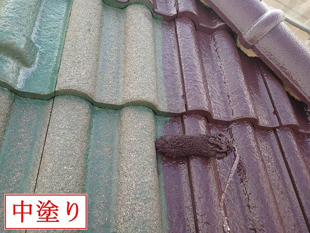 甲府市で屋根に下塗り後、色むらを整えファインパーフェクトベストで3回塗り仕上げ！