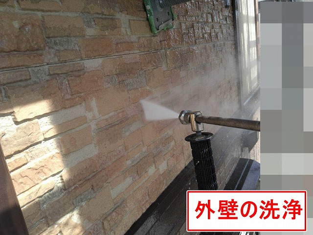 甲府市でサイディング外壁に高圧洗浄を行う様子