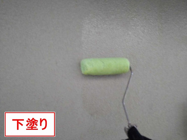甲府市でファインパーフェクトシーラーでモルタル外壁を塗装する様子