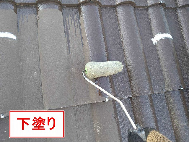 甲府市でセメント瓦屋根に下塗りを行う様子