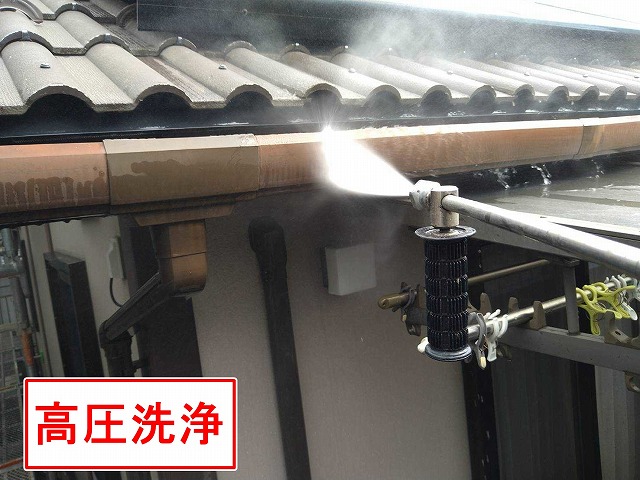 甲府市で雨樋に高圧洗浄を行う様子