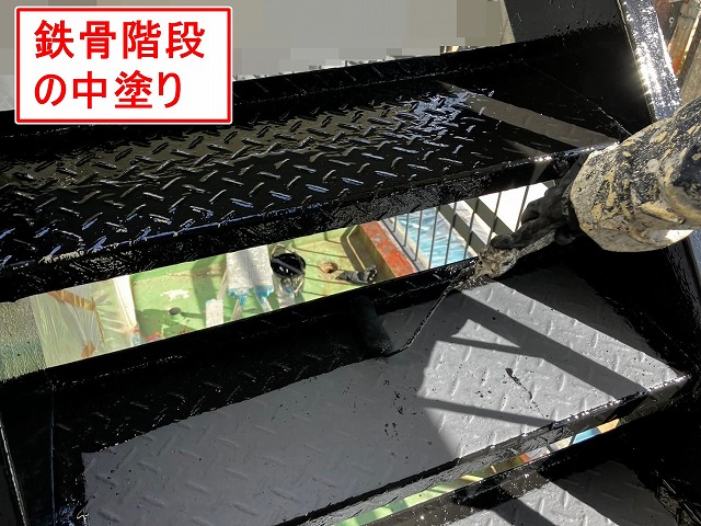甲府市で鉄骨階段にファインSi（シリコン塗料）で中塗り（仕上げ塗装1回目）を行う様子