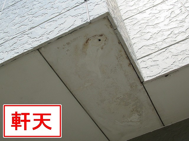 笛吹市でカビ・雨染みのある軒天をケンエースで塗装してカビ対策！パテ補修箇所もあり