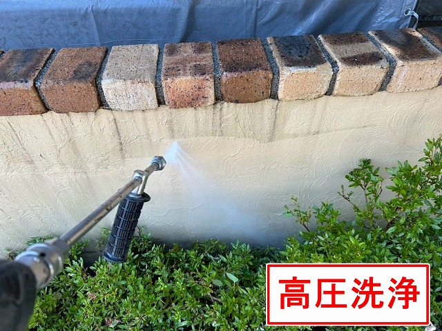 南アルプス市で目隠し擁壁に高圧洗浄を行う様子