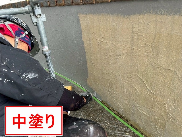 南アルプス市で玄関前の目隠し擁壁にパーフェクトトップSi（グレー）でカラーチェンジ