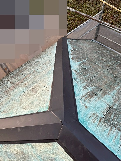 笛吹市で板金交換を行う様子(新しい板金を設置)